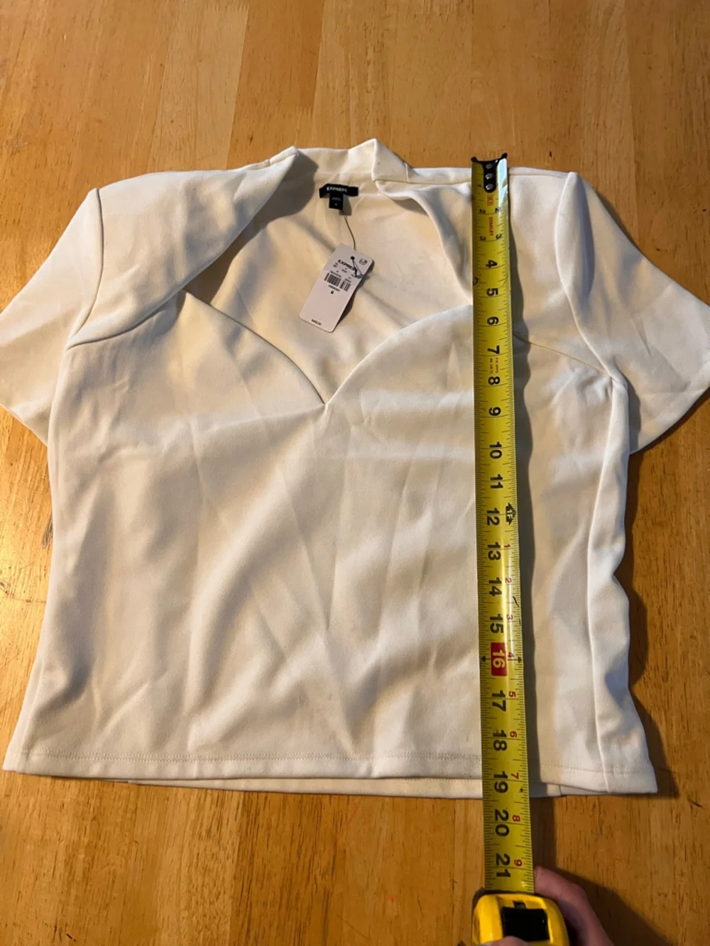 Express White Studio stretch Crepe Sweetheart V-Neck short sleeve Top - Picture 3 of 9